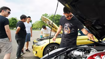 Con nhà giàu Trung Quốc "đốt tiền" trên đất Mỹ