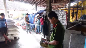 Quảng Ngãi: Phát hiện cơ sở chế biến thực phẩm cho trẻ em "siêu bẩn"