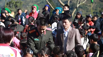 Tết ấm đến với trẻ em vùng cao