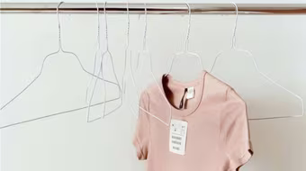 Tại sao nên giặt quần áo mới trước khi mặc?