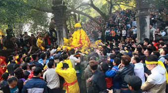 Cướp lộc, rải tiền lẻ tái diễn mùa lễ hội