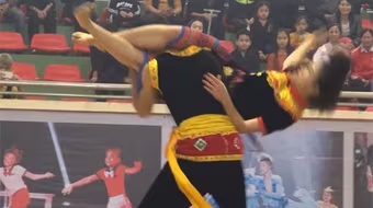 Cô gái trẻ mặc váy thổ cẩm, tay không "hạ gục" 2 nam thanh niên có dao