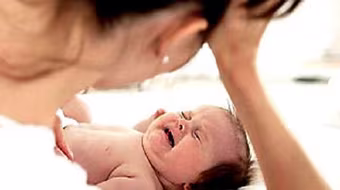 Mẹ khiến con chết ngạt vì không chịu nín khóc