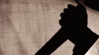 Con gái dùng dao đâm mẹ vì bị nhắc tìm việc