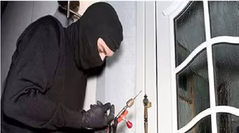 Đục sàn nhà để cưỡng bức cô hàng xóm sống phía dưới