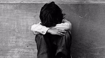 Mẹ nhốt con 6 tuổi ngoài nhà cả đêm vì tội xé thông báo ở trường