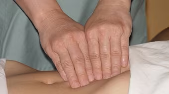 Giả vờ mát-xa, ông già 63 tuổi quấy rối tình dục thanh niên 18