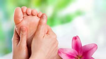 Tại sao nên mát-xa chân trước khi ngủ?