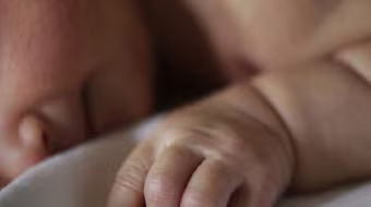 Bé gái 2 tháng tuổi bị mẹ siết cổ vì không chịu nín khóc