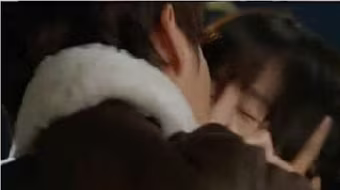 Bị bắt vì cưỡng hôn phụ nữ nơi công cộng