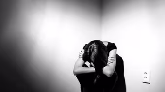 Trầm cảm, mẹ siết cổ con gái 1 tuổi