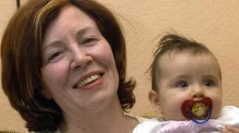 Một người phụ nữ Đức 65 tuổi vẫn sinh tư