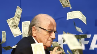 Danh hài Anh ném tiền vào ông Sepp Blatter trong buổi họp báo