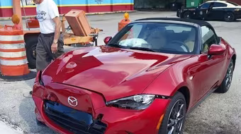 Mazda MX-5 vừa ra khỏi đại lí đã bị đâm "sứt đầu mẻ trán"