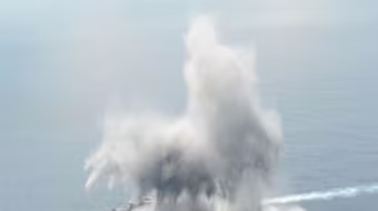 Tàu chiến Mỹ đứng vững trước sức công phá của 4,5 tấn thuốc nổ