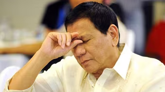 Ông Duterte có thế bị phế truất nếu nhượng bãi Scarborough cho Trung Quốc