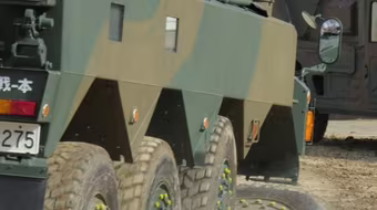 Xe bọc thép Type 96 của Nhật Bản rơi bánh khi đang diễu hành