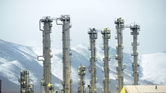 Iran mua 950 tấn uranium, nhờ Nga phát triển hạt nhân