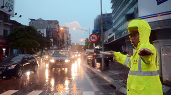 Lực lượng Công an Hà Nội ứng trực trong mưa gió để giúp dân