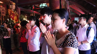 Làm thủ tục dự thi xong, sĩ tử đổ về Văn Miếu cầu may