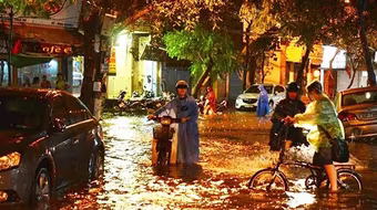 Nhiều tuyến phố Hà Nội úng ngập nặng sau mưa lớn