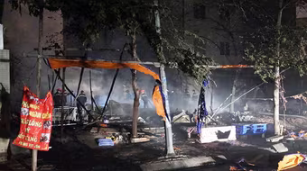 Khu nhà tạm bán hàng ăn uống bốc cháy giữa đêm mưa lạnh