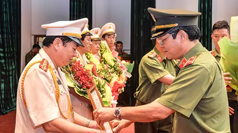 5.990 cán bộ, chiến sĩ Công an Hà Nội được thăng cấp bậc hàm, nâng lương