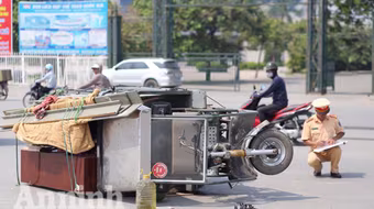 Xe ba bánh chở cồng kềnh đâm xe đạp điện khiến nữ sinh bị thương nặng