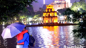 Hình ảnh người Hà Nội nhiều cảm xúc đón mưa lạnh đầu Đông