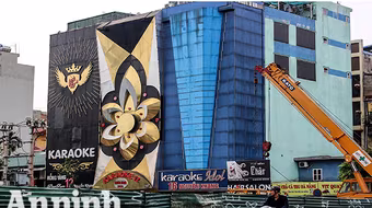 Hà Nội: Nhiều quán karaoke có biển quảng cáo cỡ lớn bịt kín mặt tiền