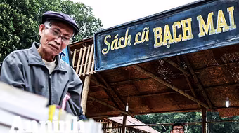 Tìm lại ký ức Hà Nội xưa qua những cuốn sách nhuốm màu thời gian