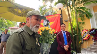 Công sở treo cờ rủ, người Hà Nội đặt hoa tưởng nhớ lãnh tụ Fidel Castro