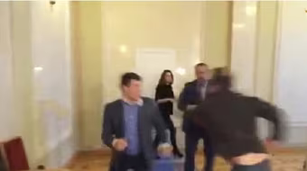 Nghị sỹ Ukraine đánh nhau trong phiên họp quốc hội