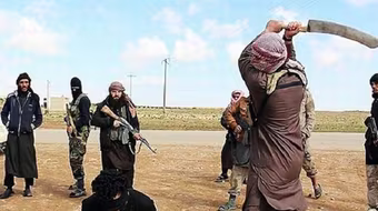 Đặc nhiệm SAS bắn tỉa từ xa 1km, giải cứu 2 bố con sắp bị IS xử tử