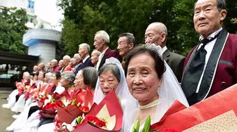 22 cặp vợ chồng già, kết hôn trên 50 năm đồng loạt chụp ảnh cưới