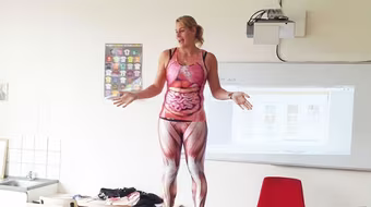 Hà Lan: Cô giáo hóa thân thành bộ xương để dạy sinh học