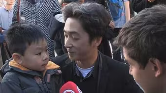 Hậu vụ khủng bố ở Paris, cha dạy con: "Chúng có súng, còn chúng ta có hoa"