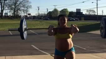 Choáng với bà bầu 8 tháng vẫn chống đẩy, nâng tạ, trồng chuối