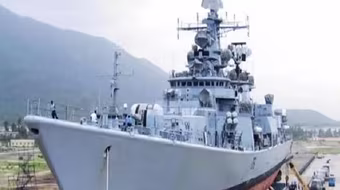 Ấn Độ hạ thủy tàu khu trục mang tên lửa điều khiển hiện đại nhất