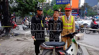 Phát hiện ma túy "găm" chặt bên trong "bụng" xe máy