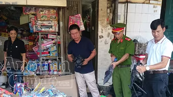 Phát hiện kho chứa hàng ngàn dao, kiếm, súng đồ chơi ở Hà Nội