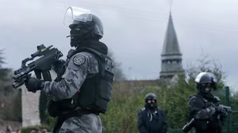 Pháp triển khai thêm 500 cảnh sát truy lùng nữ khủng bố chạy trốn