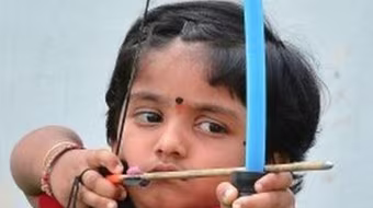 Cung thủ nhí 2 tuổi lập kỷ lục quốc gia Ấn Độ