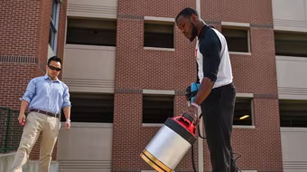 Sinh viên người Việt đồng sáng chế máy âm thanh dập tắt lửa