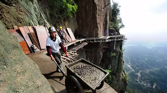 "Bán mạng" xây dựng con đường nguy hiểm nhất Trung Quốc