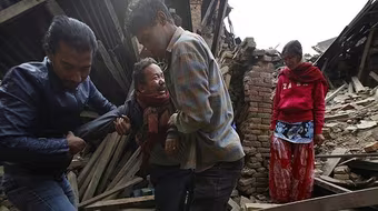 Hàng ngàn người Nepal chạy trốn dư chấn của động đất