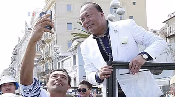 Tỷ phú Trung Quốc hào phóng đưa 6.400 nhân viên đi nghỉ tại Pháp