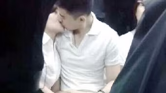 Cư dân mạng Trung Quốc "dậy sóng" vì cặp đôi "thân mật quá đà" trên tàu điện ngầm