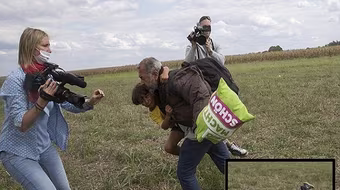 Nữ quay phim Hungary bị sa thải vì ngáng chân người tị nạn ngã nhào