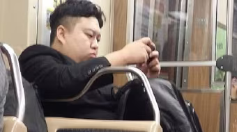 Hốt hoảng gặp "bản sao" Chủ tịch Triều Tiên Kim Jong- un đi tàu điện ngầm ở Chicago